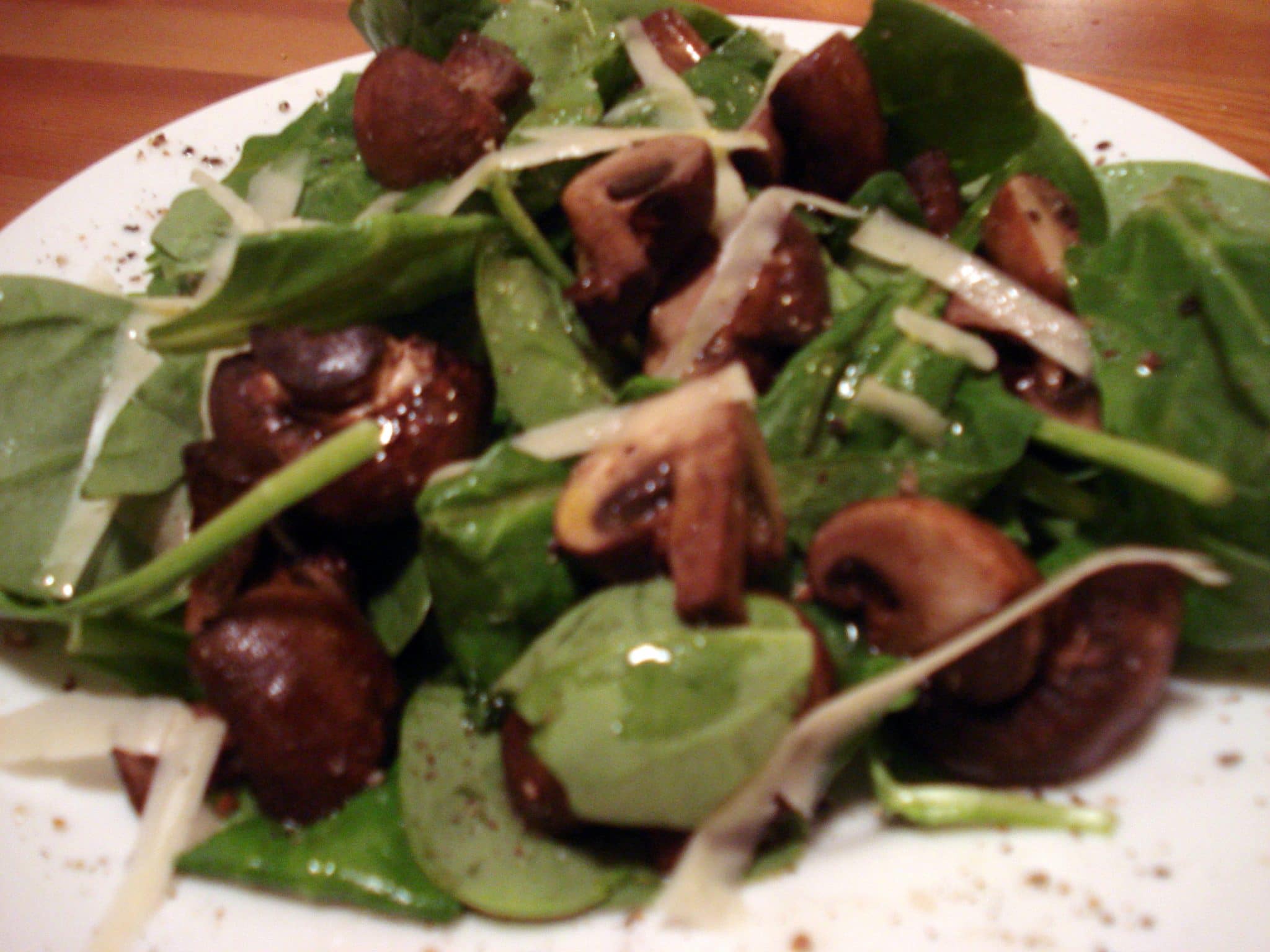 Baby spinach and cooked mushrooms salad