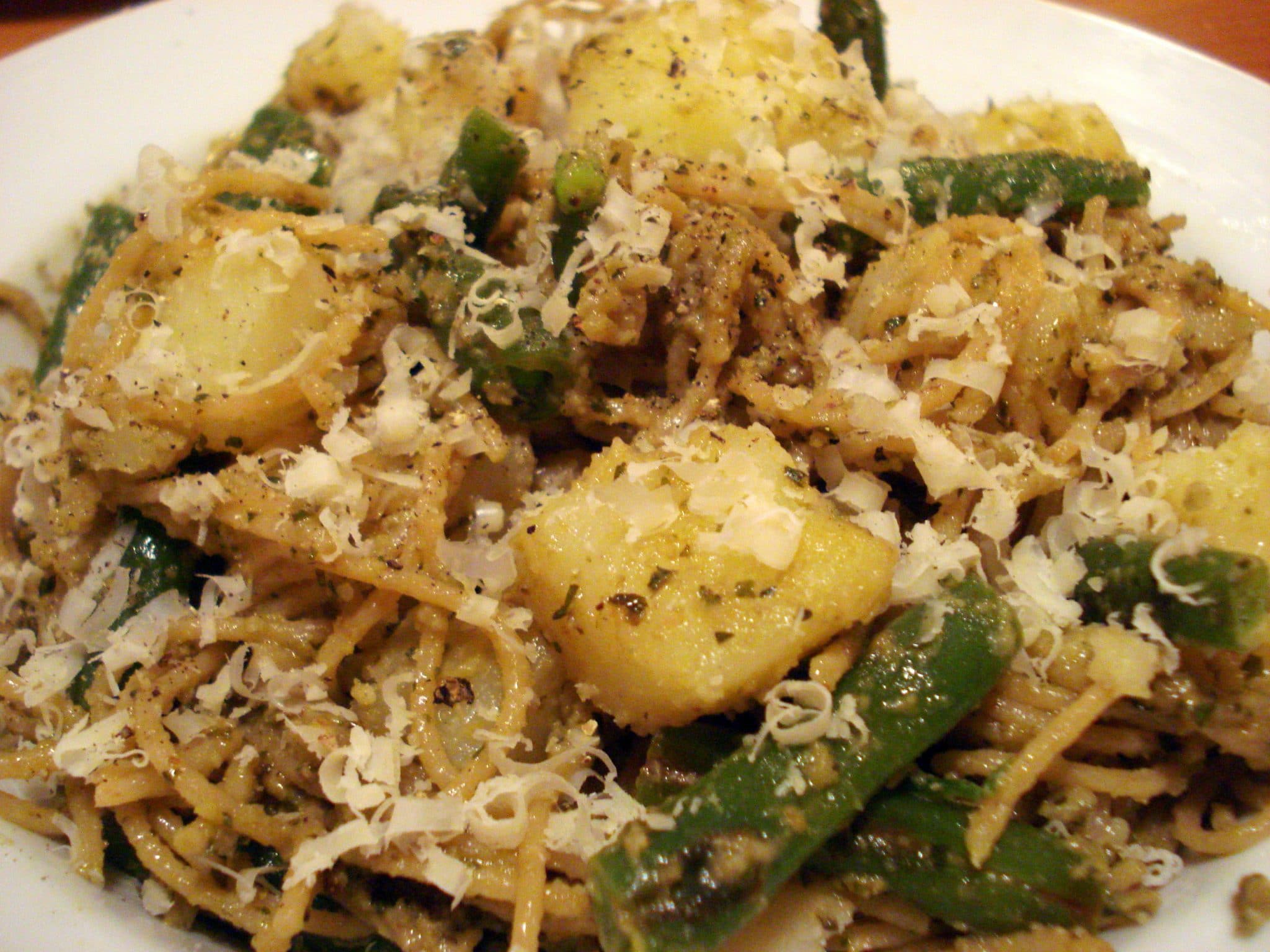 Pasta with potatoes, pesto & green beans